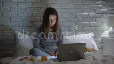 精疲力竭的年轻母亲在笔记本电脑前睡着了，缺乏闲暇时间
